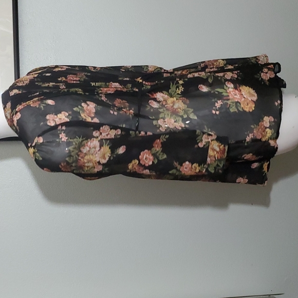 AMERICAN RAG CIE Black Floral Pintuck Split Neck Roll Tab Sleeve Blouse-EUC-Sz M - Picture 5 of 17